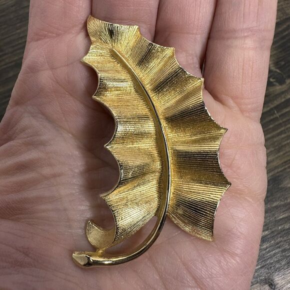3 Vintage Gold Tone Textured Leaf Brooch Pins Feather Costume Estate Jewelry - Picture 5 of 16